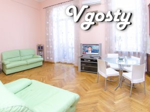 Двокімнатна простора студія в центрі Києва - Квартири подобово без посередників - Vgosty